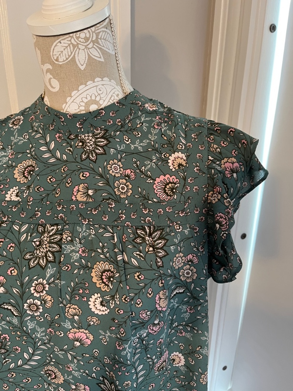 DR2 Size S Floral Ruffle Cap-Sleeve Blouse Light Green Pink - Picture 3 of 9